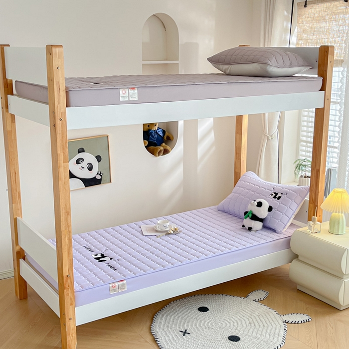 91家纺网 家纺一手货源 找家纺 鑫钰 2025新款A类大豆夹棉刺绣床笠系列-趴趴熊猫 趴趴熊猫-天空紫