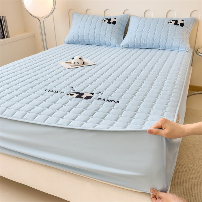 91家纺网 家纺一手货源 找家纺 2025新款A类大豆夹棉刺绣床笠系列-趴趴熊猫 趴趴熊猫-湖水蓝