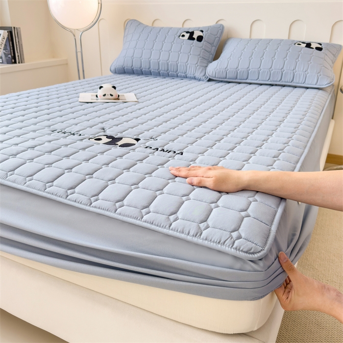 91家纺网 家纺一手货源 找家纺 2025新款A类大豆夹棉刺绣床笠系列-趴趴熊猫 趴趴熊猫-雾霾蓝