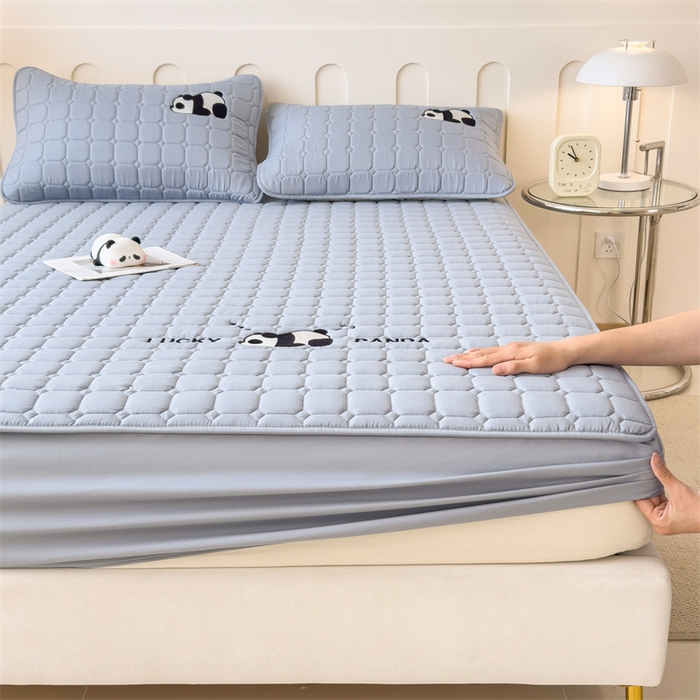 91家纺网 家纺一手货源 找家纺 2025新款A类大豆夹棉刺绣床笠系列-趴趴熊猫 趴趴熊猫-雾霾蓝