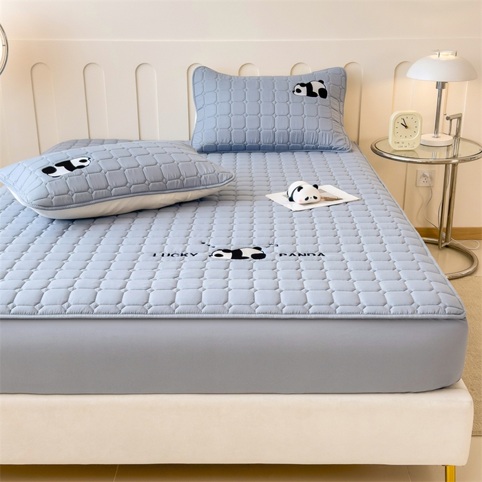 91家纺网 家纺一手货源 找家纺 2025新款A类大豆夹棉刺绣床笠系列-趴趴熊猫 趴趴熊猫-雾霾蓝