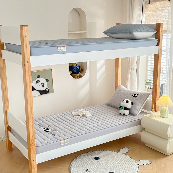 91家纺网 家纺一手货源 找家纺 鑫钰 2025新款A类大豆夹棉刺绣床笠系列-趴趴熊猫 趴趴熊猫-高级灰