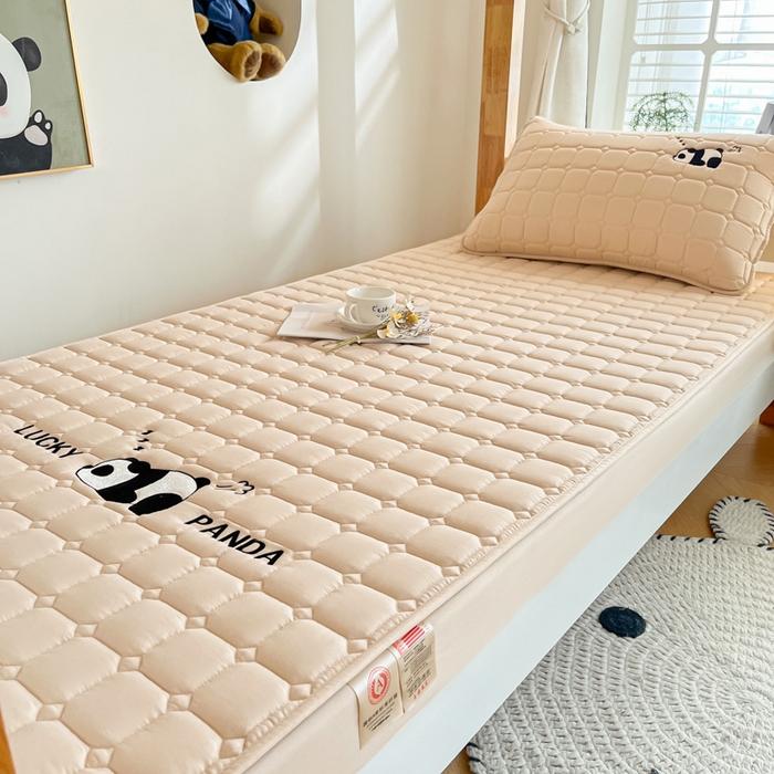 91家纺网 家纺一手货源 找家纺 鑫钰 2025新款A类大豆夹棉刺绣床笠系列-趴趴熊猫 趴趴熊猫-香槟驼