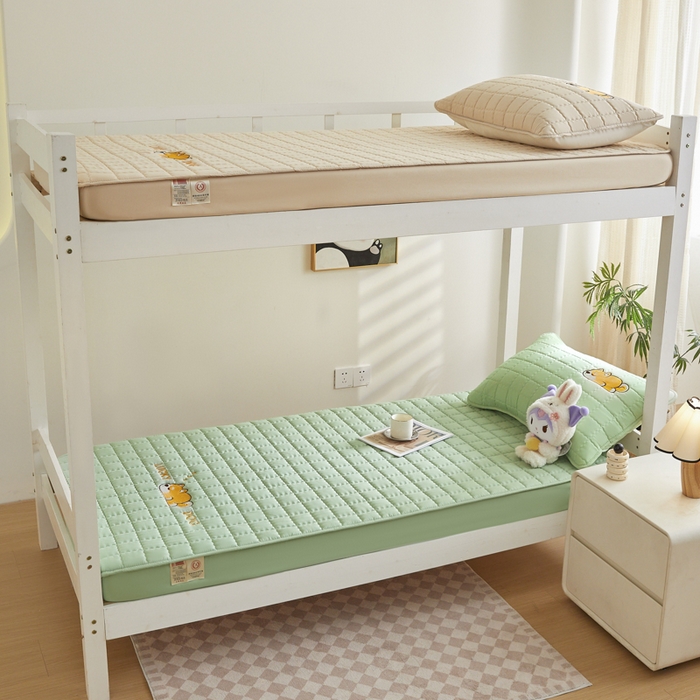 91家纺网 家纺一手货源 找家纺 鑫钰 2025新款学生开学季夹棉刺绣床笠床垫套-幸运狗系列 幸运狗-时尚绿