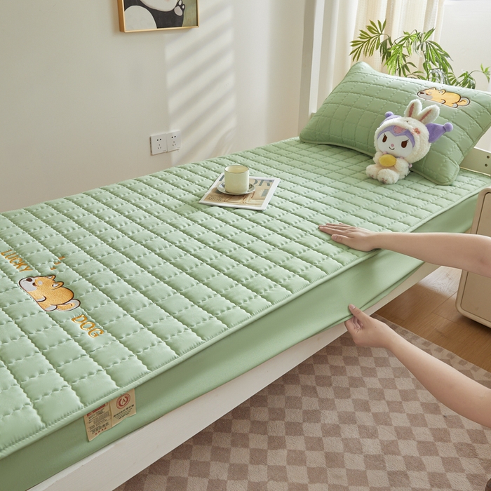 91家纺网 家纺一手货源 找家纺 鑫钰 2025新款学生开学季夹棉刺绣床笠床垫套-幸运狗系列 幸运狗-时尚绿