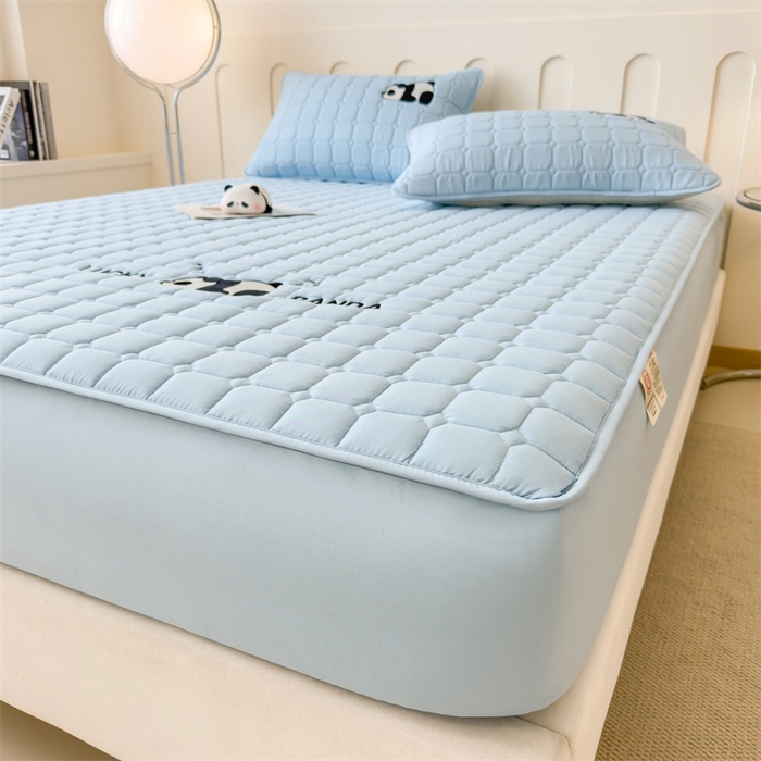 91家纺网 家纺一手货源 找家纺 2025新款A类大豆夹棉刺绣床笠系列-趴趴熊猫 趴趴熊猫-湖水蓝