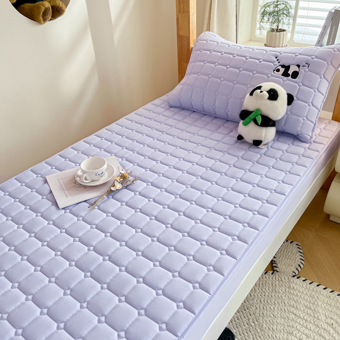 91家纺网 家纺一手货源 找家纺 鑫钰 2025新款A类大豆夹棉刺绣床笠系列-趴趴熊猫 趴趴熊猫-天空紫