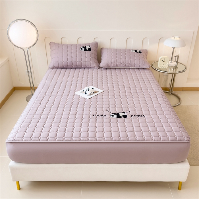 91家纺网 家纺一手货源 找家纺 2025新款A类大豆夹棉刺绣床笠系列-趴趴熊猫 趴趴熊猫-烟紫