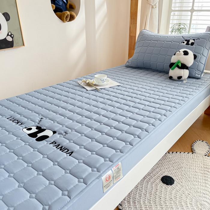 91家纺网 家纺一手货源 找家纺 鑫钰 2025新款A类大豆夹棉刺绣床笠系列-趴趴熊猫 趴趴熊猫-雾霾蓝