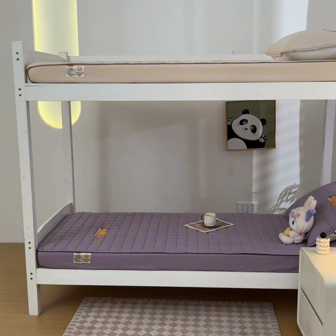 91家纺网 家纺一手货源 找家纺 鑫钰 2025新款学生开学季夹棉刺绣床笠床垫套-幸运狗系列 幸运狗-木槿紫