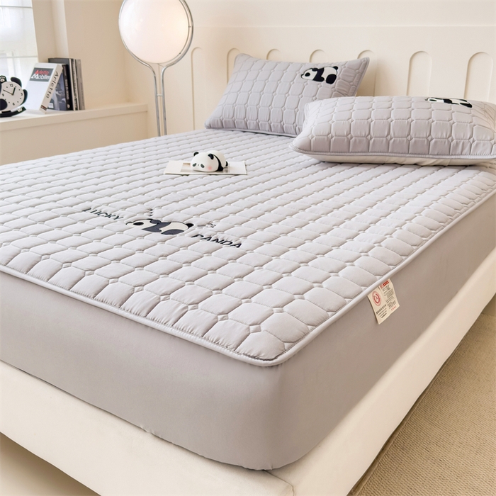 91家纺网 家纺一手货源 找家纺 2025新款A类大豆夹棉刺绣床笠系列-趴趴熊猫 趴趴熊猫-高级灰