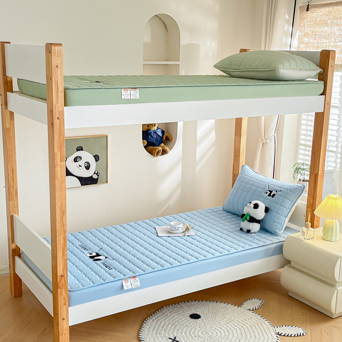 91家纺网 家纺一手货源 找家纺 鑫钰 2025新款A类大豆夹棉刺绣床笠系列-趴趴熊猫 趴趴熊猫-湖水蓝