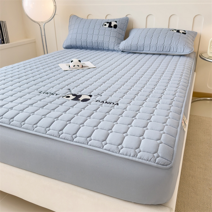 91家纺网 家纺一手货源 找家纺 2025新款A类大豆夹棉刺绣床笠系列-趴趴熊猫 趴趴熊猫-雾霾蓝