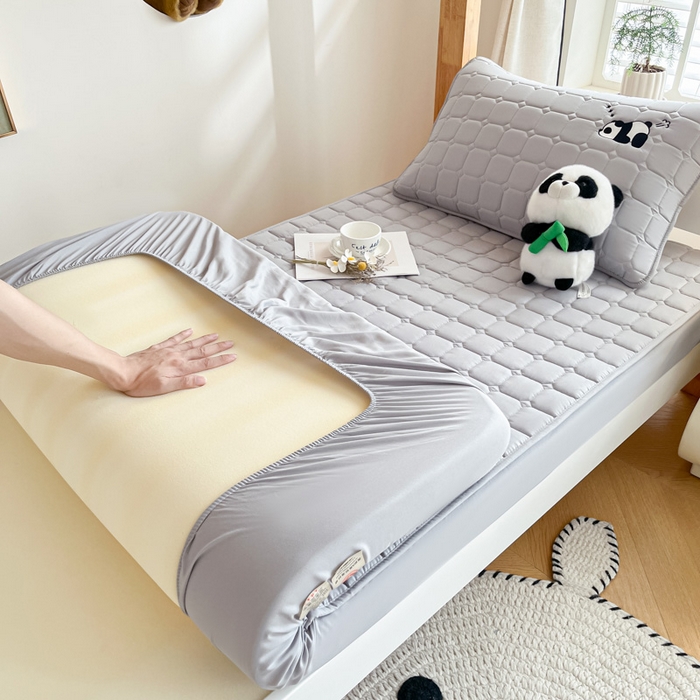 91家纺网 家纺一手货源 找家纺 鑫钰 2025新款A类大豆夹棉刺绣床笠系列-趴趴熊猫 趴趴熊猫-高级灰