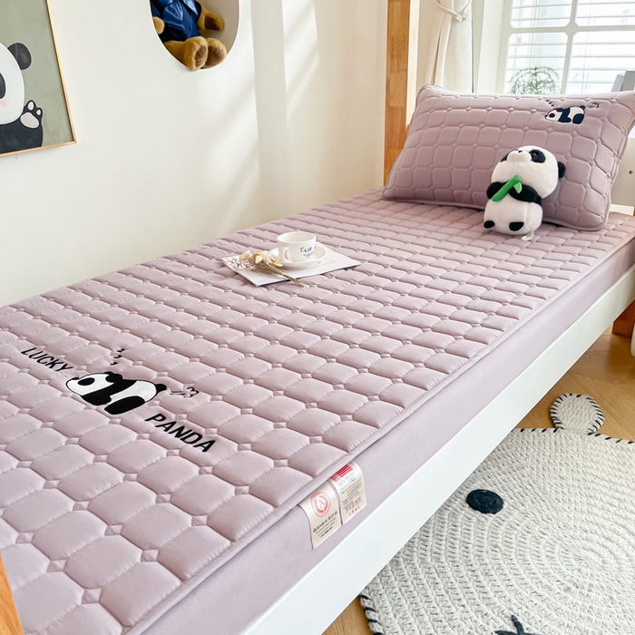 91家纺网 家纺一手货源 找家纺 鑫钰 2025新款A类大豆夹棉刺绣床笠系列-趴趴熊猫 趴趴熊猫-烟紫