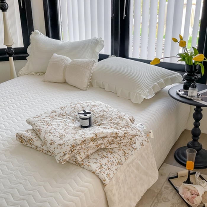 91家纺网 家纺一手货源 找家纺 莱豫家纺 2024新款法式复古针织花边夏被春秋被 花黛织梦