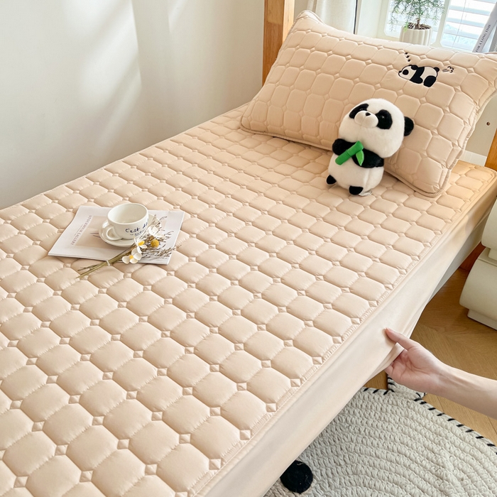 91家纺网 家纺一手货源 找家纺 鑫钰 2025新款A类大豆夹棉刺绣床笠系列-趴趴熊猫 趴趴熊猫-香槟驼