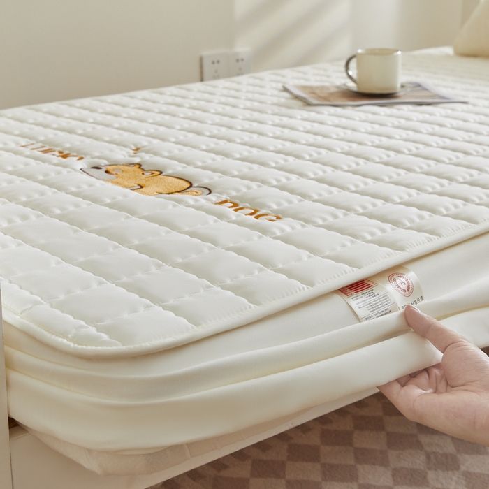 91家纺网 家纺一手货源 找家纺 鑫钰 2025新款学生开学季夹棉刺绣床笠床垫套-幸运狗系列 幸运狗-典雅白