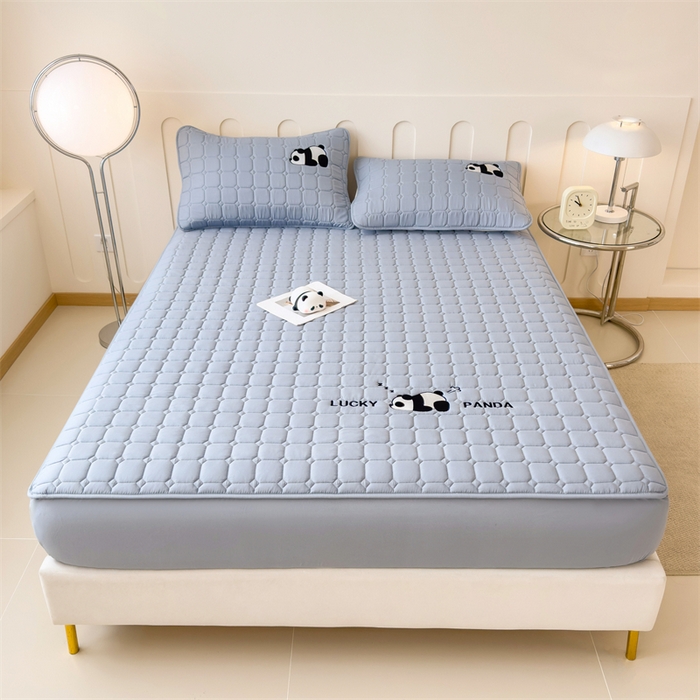 91家纺网 家纺一手货源 找家纺 2025新款A类大豆夹棉刺绣床笠系列-趴趴熊猫 趴趴熊猫-雾霾蓝