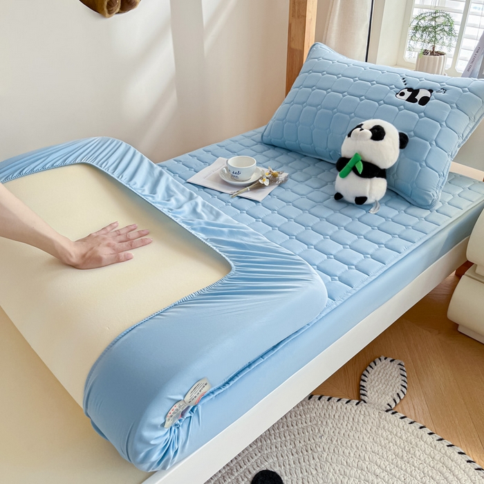 91家纺网 家纺一手货源 找家纺 鑫钰 2025新款A类大豆夹棉刺绣床笠系列-趴趴熊猫 趴趴熊猫-湖水蓝