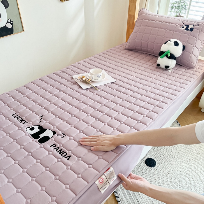 91家纺网 家纺一手货源 找家纺 鑫钰 2025新款A类大豆夹棉刺绣床笠系列-趴趴熊猫 趴趴熊猫-烟紫