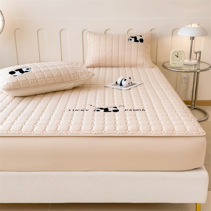 91家纺网 家纺一手货源 找家纺 2025新款A类大豆夹棉刺绣床笠系列-趴趴熊猫 趴趴熊猫-香槟驼