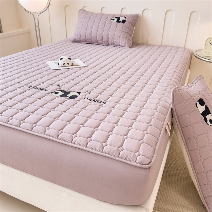 91家纺网 家纺一手货源 找家纺 2025新款A类大豆夹棉刺绣床笠系列-趴趴熊猫 趴趴熊猫-烟紫