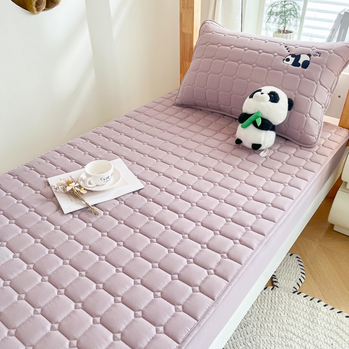 91家纺网 家纺一手货源 找家纺 鑫钰 2025新款A类大豆夹棉刺绣床笠系列-趴趴熊猫 趴趴熊猫-烟紫