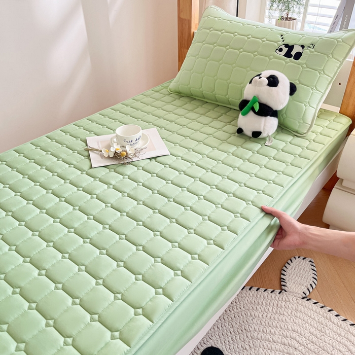 91家纺网 家纺一手货源 找家纺 鑫钰 2025新款A类大豆夹棉刺绣床笠系列-趴趴熊猫 趴趴熊猫-时尚绿