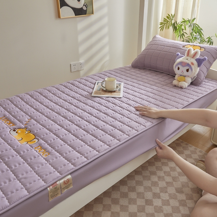 91家纺网 家纺一手货源 找家纺 鑫钰 2025新款学生开学季夹棉刺绣床笠床垫套-幸运狗系列 幸运狗-木槿紫