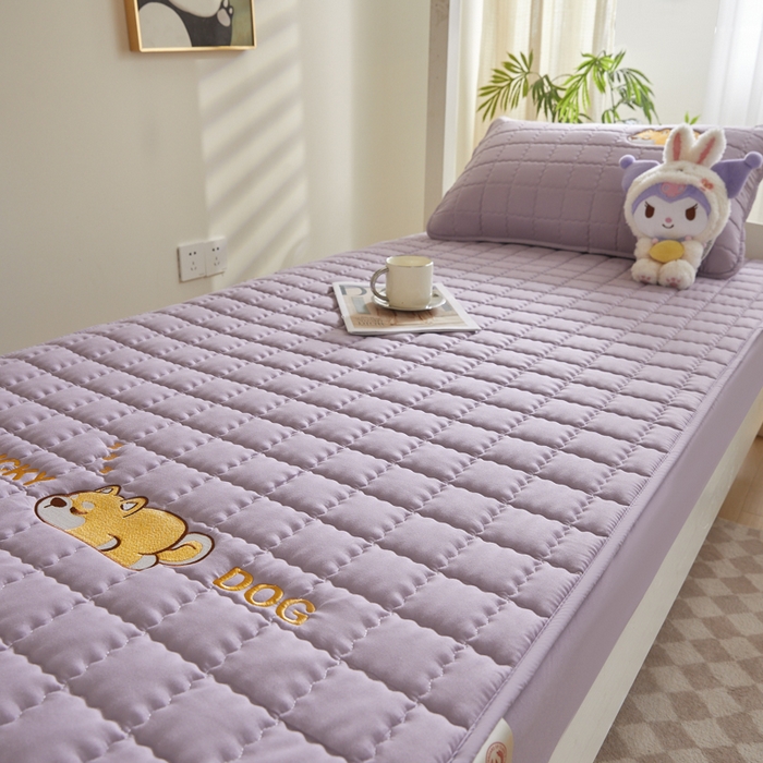91家纺网 家纺一手货源 找家纺 鑫钰 2025新款学生开学季夹棉刺绣床笠床垫套-幸运狗系列 幸运狗-木槿紫