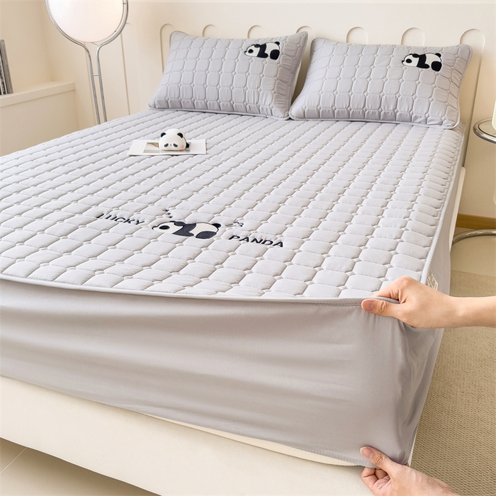 91家纺网 家纺一手货源 找家纺 2025新款A类大豆夹棉刺绣床笠系列-趴趴熊猫 趴趴熊猫-高级灰