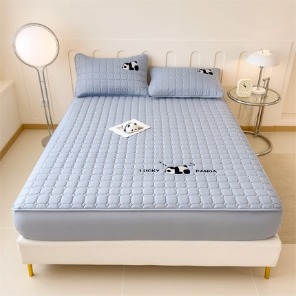 91家纺网 家纺一手货源 找家纺 2025新款A类大豆夹棉刺绣床笠系列-趴趴熊猫 趴趴熊猫-雾霾蓝