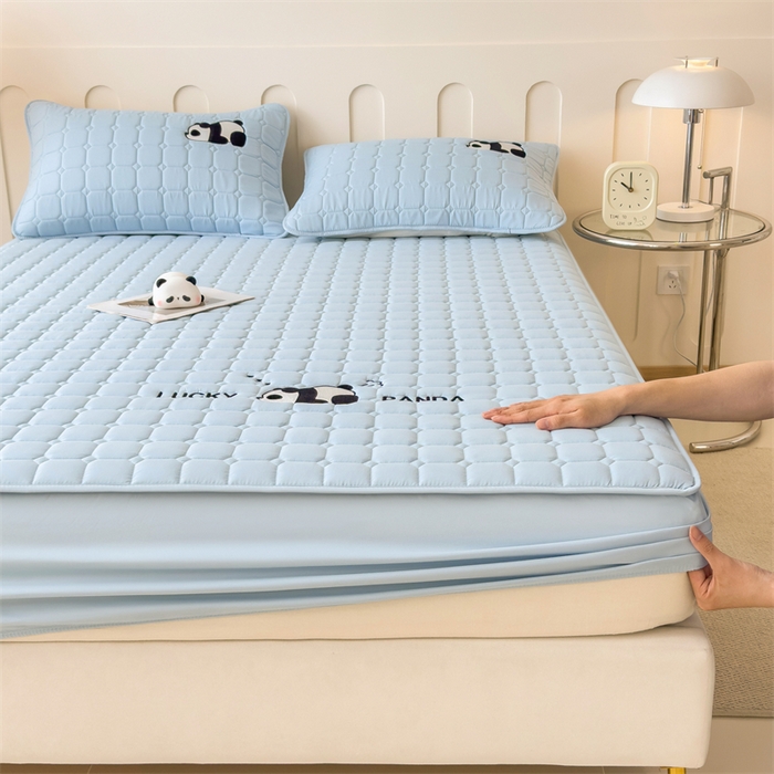 91家纺网 家纺一手货源 找家纺 2025新款A类大豆夹棉刺绣床笠系列-趴趴熊猫 趴趴熊猫-湖水蓝