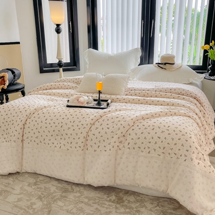 91家纺网 家纺一手货源 找家纺 莱豫家纺 2024新款法式复古针织花边夏被春秋被 春天里