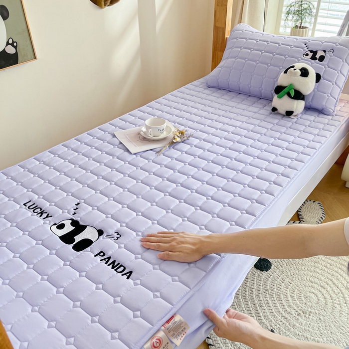 91家纺网 家纺一手货源 找家纺 鑫钰 2025新款A类大豆夹棉刺绣床笠系列-趴趴熊猫 趴趴熊猫-天空紫