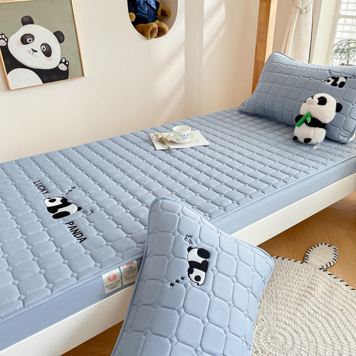 91家纺网 家纺一手货源 找家纺 鑫钰 2025新款A类大豆夹棉刺绣床笠系列-趴趴熊猫 趴趴熊猫-雾霾蓝