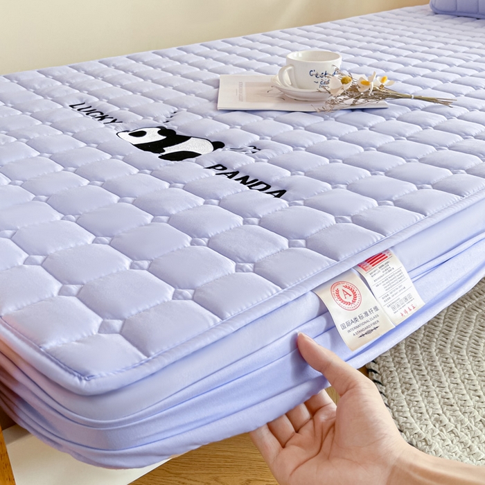 91家纺网 家纺一手货源 找家纺 鑫钰 2025新款A类大豆夹棉刺绣床笠系列-趴趴熊猫 趴趴熊猫-天空紫