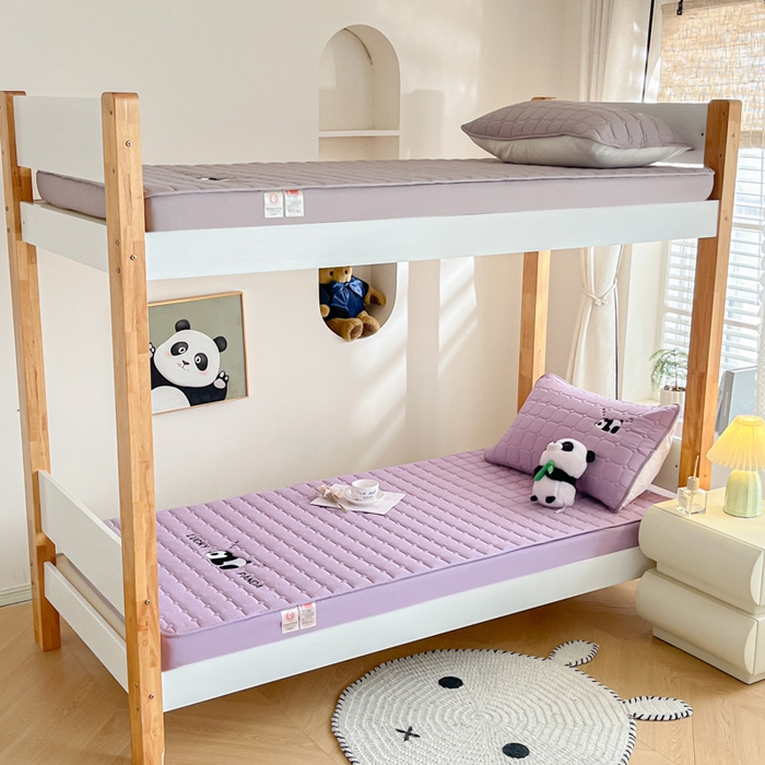 91家纺网 家纺一手货源 找家纺 鑫钰 2025新款A类大豆夹棉刺绣床笠系列-趴趴熊猫 趴趴熊猫-木槿紫