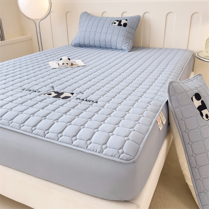 91家纺网 家纺一手货源 找家纺 2025新款A类大豆夹棉刺绣床笠系列-趴趴熊猫 趴趴熊猫-雾霾蓝