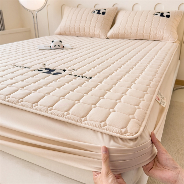 91家纺网 家纺一手货源 找家纺 2025新款A类大豆夹棉刺绣床笠系列-趴趴熊猫 趴趴熊猫-香槟驼