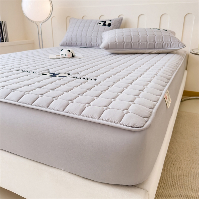 91家纺网 家纺一手货源 找家纺 2025新款A类大豆夹棉刺绣床笠系列-趴趴熊猫 趴趴熊猫-高级灰