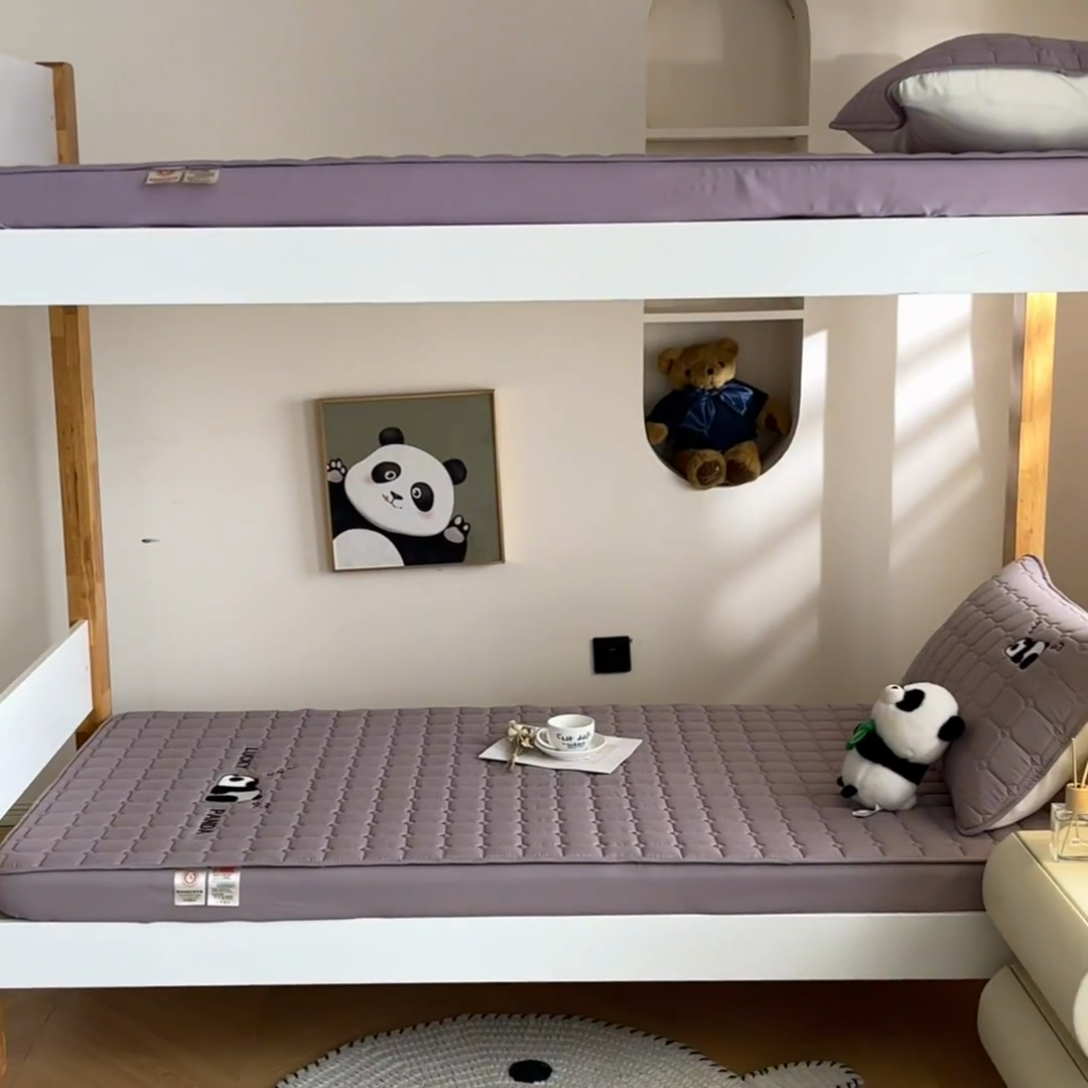 91家纺网 家纺一手货源 找家纺 鑫钰 2025新款A类大豆夹棉刺绣床笠系列-趴趴熊猫 趴趴熊猫-烟紫