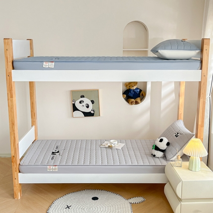 91家纺网 家纺一手货源 找家纺 （总）鑫钰 2025新款A类大豆夹棉刺绣床笠系列-趴趴熊猫