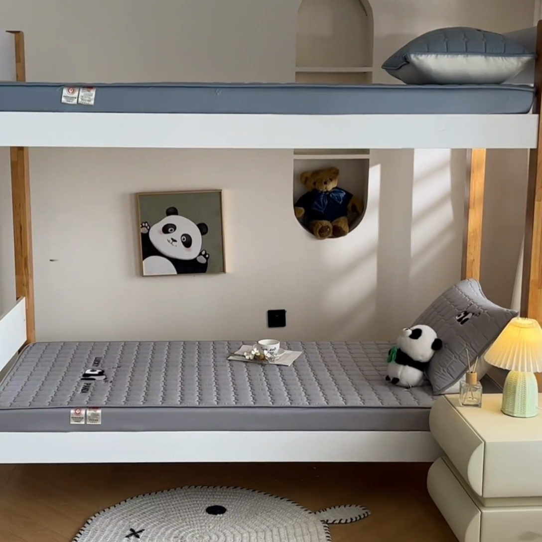 91家纺网 家纺一手货源 找家纺 鑫钰 2025新款A类大豆夹棉刺绣床笠系列-趴趴熊猫 趴趴熊猫-高级灰