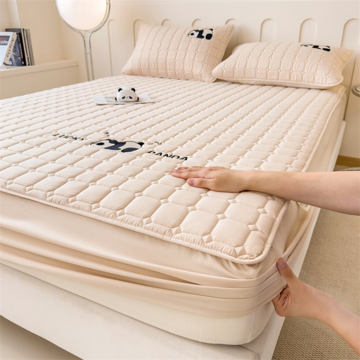 91家纺网 家纺一手货源 找家纺 2025新款A类大豆夹棉刺绣床笠系列-趴趴熊猫 趴趴熊猫-香槟驼