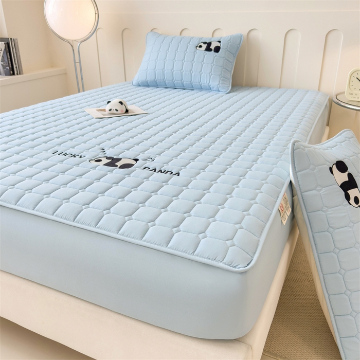 91家纺网 家纺一手货源 找家纺 2025新款A类大豆夹棉刺绣床笠系列-趴趴熊猫 趴趴熊猫-湖水蓝