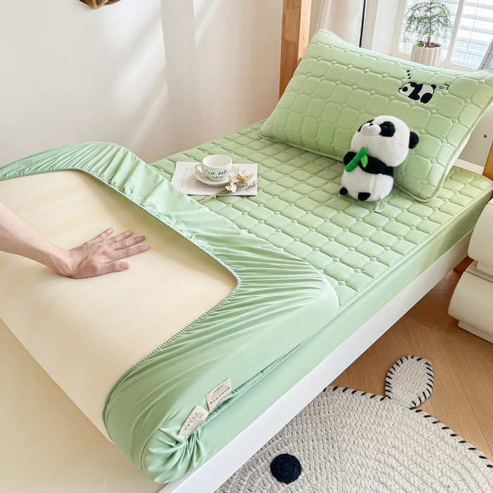 91家纺网 家纺一手货源 找家纺 鑫钰 2025新款A类大豆夹棉刺绣床笠系列-趴趴熊猫 趴趴熊猫-时尚绿