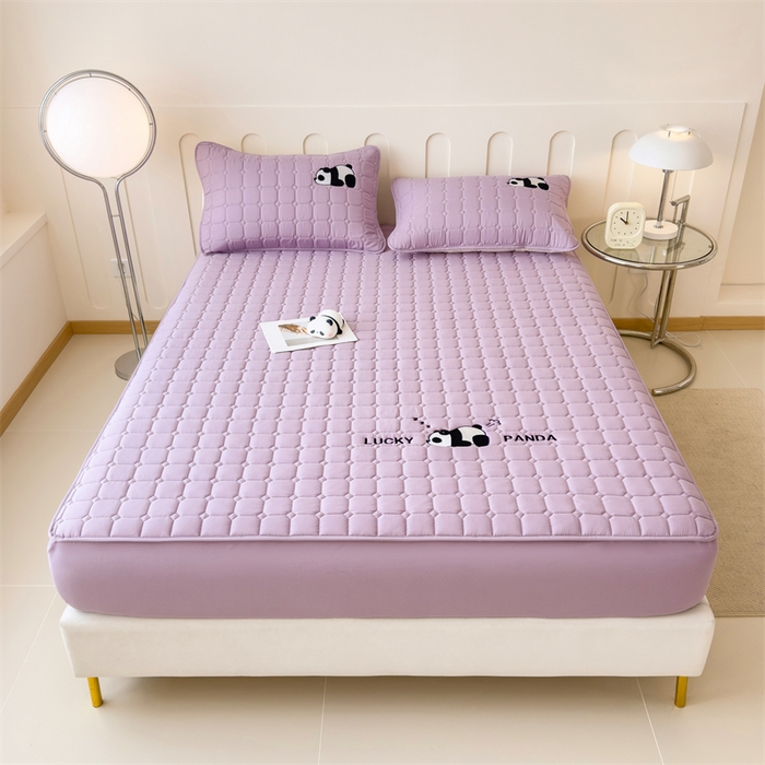 91家纺网 家纺一手货源 找家纺 2025新款A类大豆夹棉刺绣床笠系列-趴趴熊猫 趴趴熊猫-木槿紫