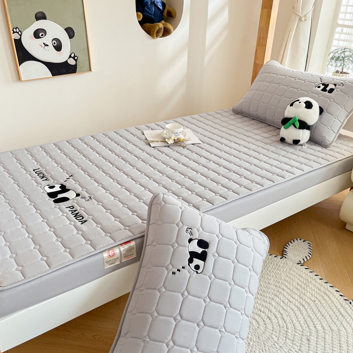 91家纺网 家纺一手货源 找家纺 鑫钰 2025新款A类大豆夹棉刺绣床笠系列-趴趴熊猫 趴趴熊猫-高级灰